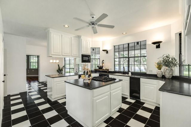 113 Rosewood Street, Lake Jackson, TX 77566