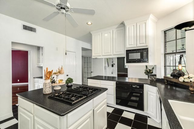 113 Rosewood Street, Lake Jackson, TX 77566