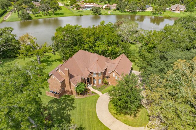 113 Rosewood Street, Lake Jackson, TX 77566