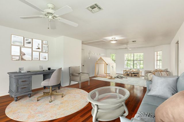 113 Rosewood Street, Lake Jackson, TX 77566