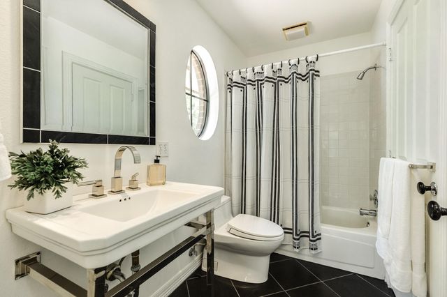 113 Rosewood Street, Lake Jackson, TX 77566