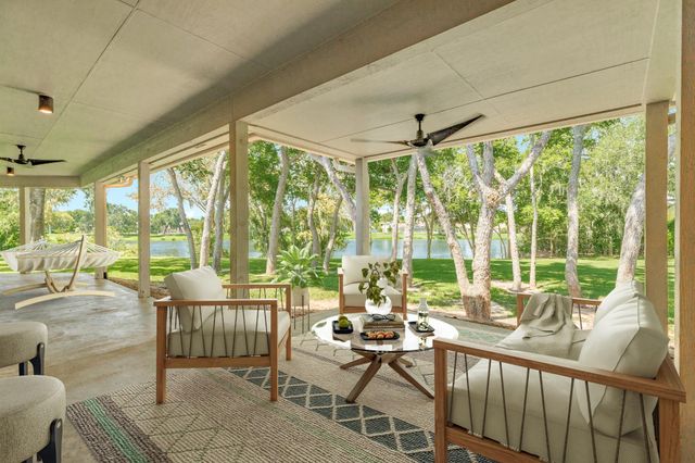 113 Rosewood Street, Lake Jackson, TX 77566