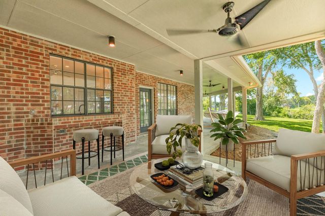 113 Rosewood Street, Lake Jackson, TX 77566