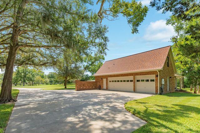 113 Rosewood Street, Lake Jackson, TX 77566