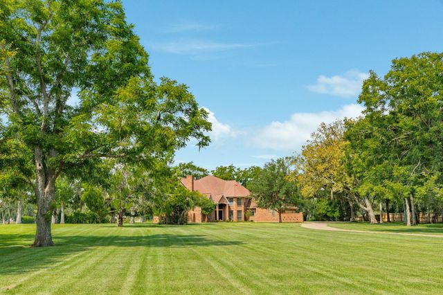 113 Rosewood Street, Lake Jackson, TX 77566