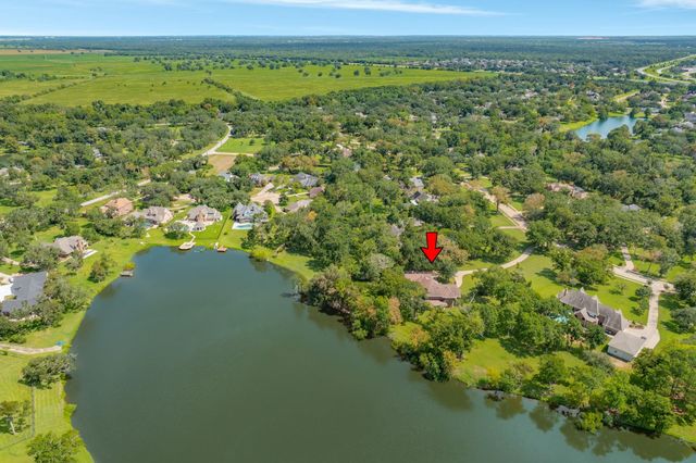 113 Rosewood Street, Lake Jackson, TX 77566
