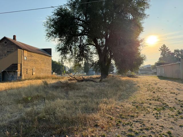 11925 N MARKET St, Mead, WA 99218