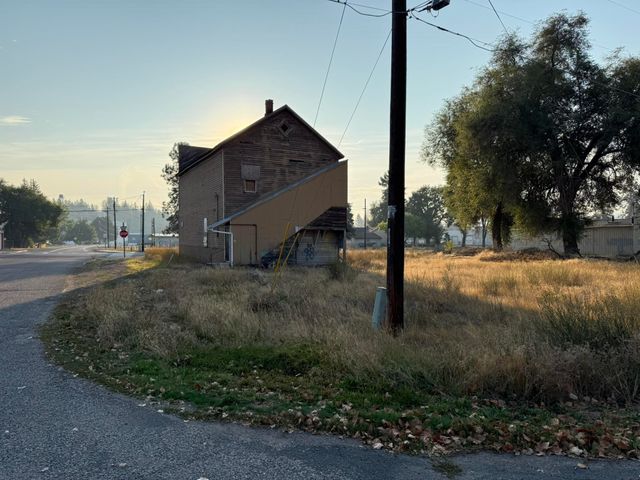 11925 N MARKET St, Mead, WA 99218