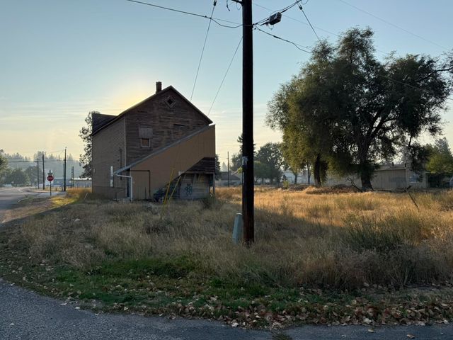 11925 N MARKET St, Mead, WA 99218