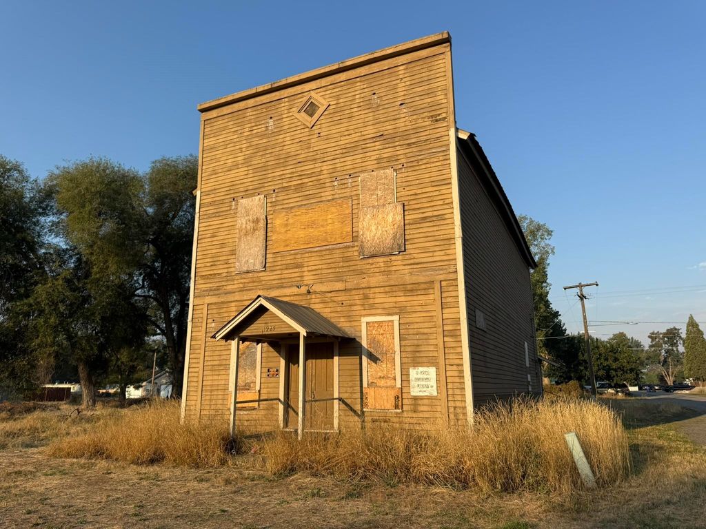 11925 N MARKET St, Mead, WA 99218