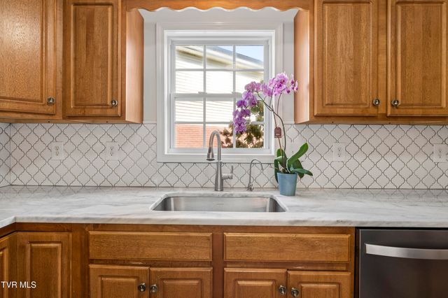 17 Taylor Ridge Court, Johnson City, TN 37601