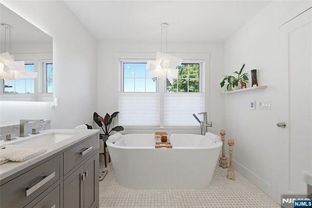 307 Farview Avenue, Paramus, NJ 07652