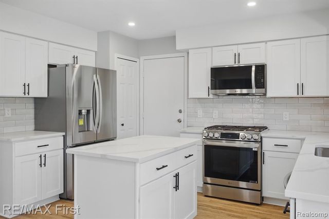 6620 Red Cedar Lane, West Bloomfield, MI 48324