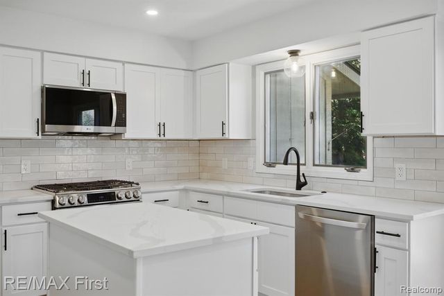 6620 Red Cedar Lane, West Bloomfield, MI 48324