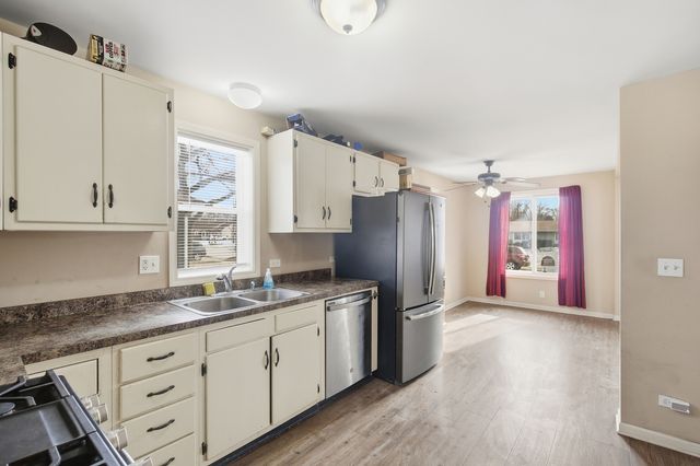 860 Parkway Avenue, Elgin, IL 60120