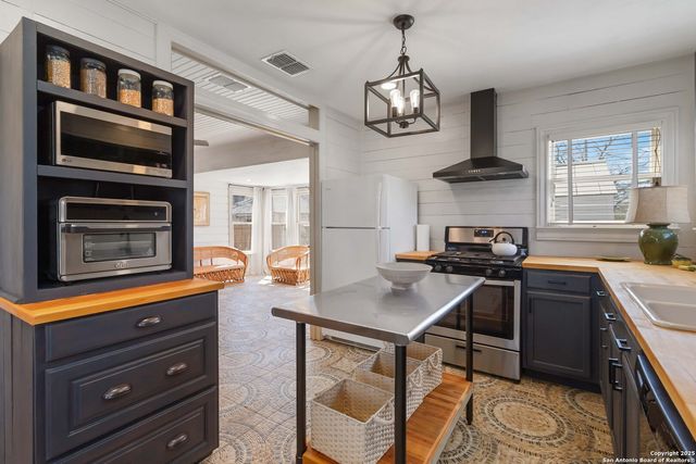 803 BISMARK ST, Seguin, TX 78155