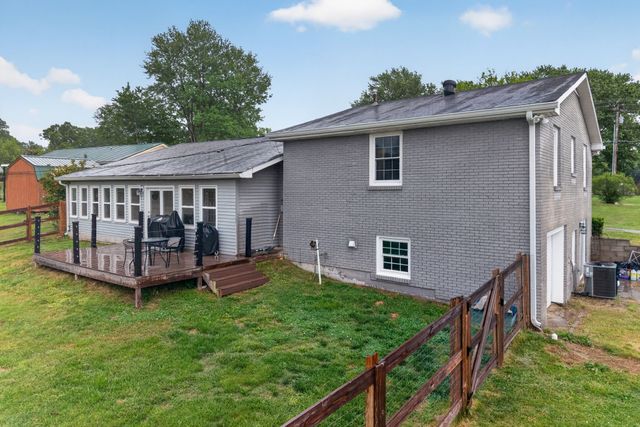 1765 Hayshed Rd, Charlotte, TN 37036