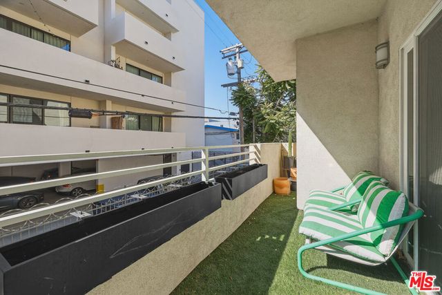 11831 Avon Way 202, Los Angeles, CA 90066