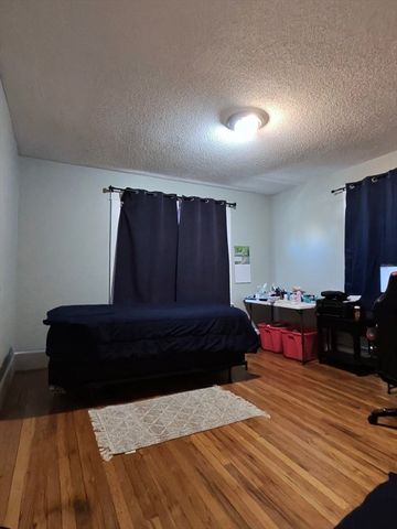 39 Acton St, Springfield, MA 01151