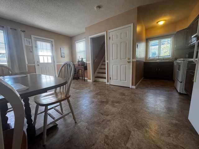 39 Acton St, Springfield, MA 01151