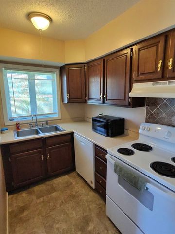 39 Acton St, Springfield, MA 01151