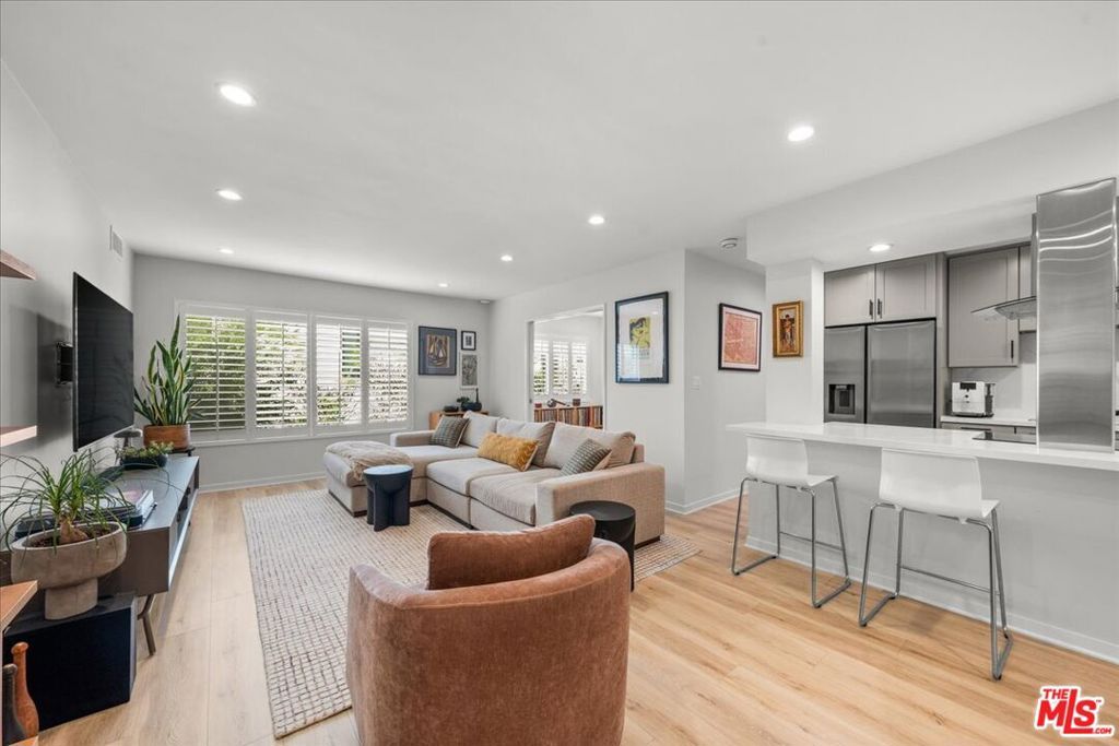 1045 N Kings Road 204, West Hollywood, CA 90069 — exterior