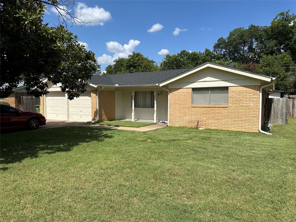 1352 Simpson Drive, Hurst, TX 76053