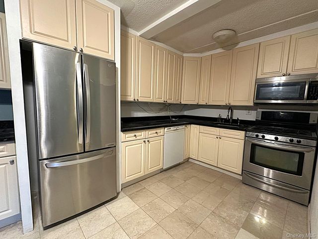 100 Diplomat Drive 8J, Mount Kisco, NY 10549