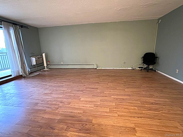 100 Diplomat Drive 8J, Mount Kisco, NY 10549