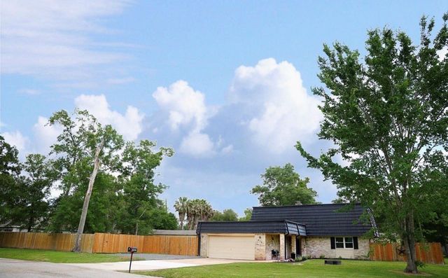 215 County Road 193, Alvin, TX 77511