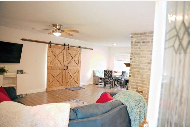 215 County Road 193, Alvin, TX 77511