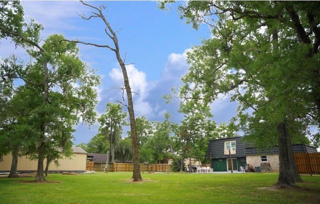 215 County Road 193, Alvin, TX 77511