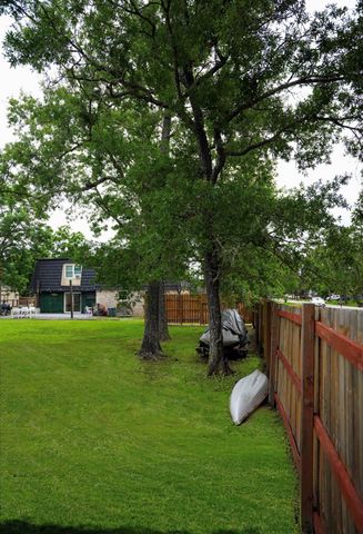 215 County Road 193, Alvin, TX 77511