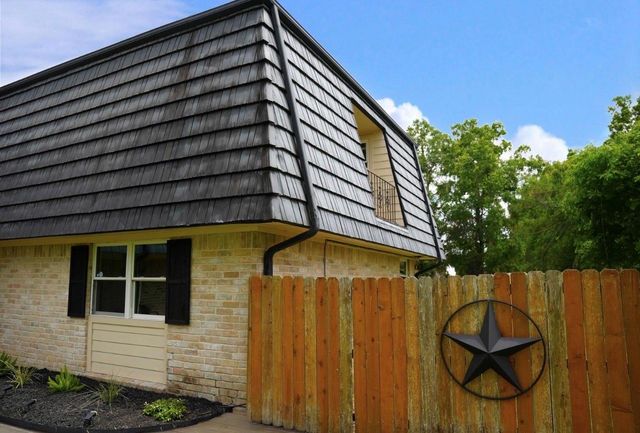 215 County Road 193, Alvin, TX 77511