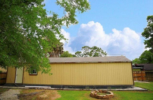 215 County Road 193, Alvin, TX 77511