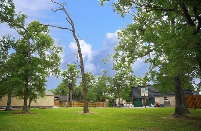 215 County Road 193, Alvin, TX 77511