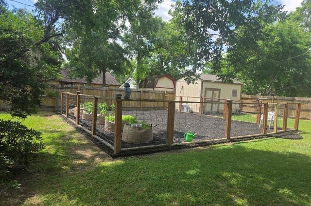 215 County Road 193, Alvin, TX 77511