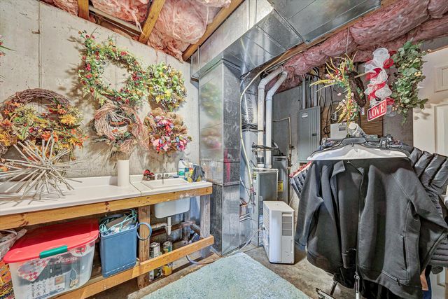 213 Redwood TER, Huddleston, VA 24104