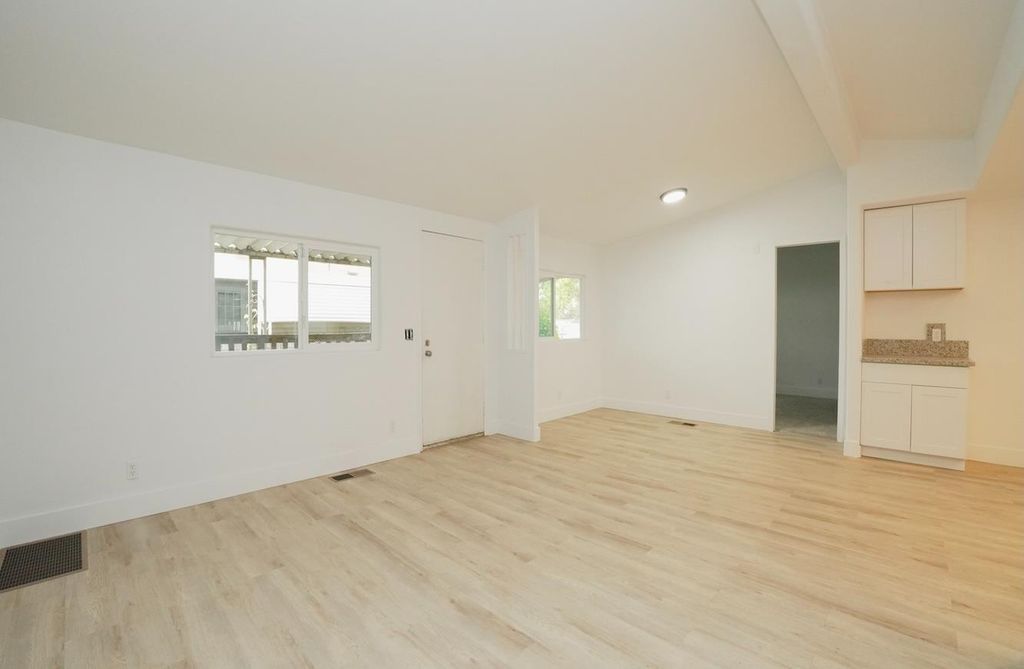 Image 7 of property listing at 2575 S Willow Ave N # 210, Fresno, CA 93725