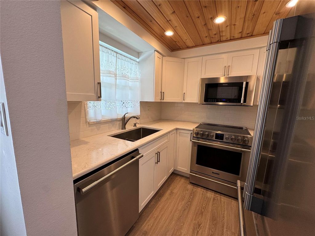 Image 6 of property listing at 204 46TH AVENUE TERRACE W 411, Bradenton, FL 34207