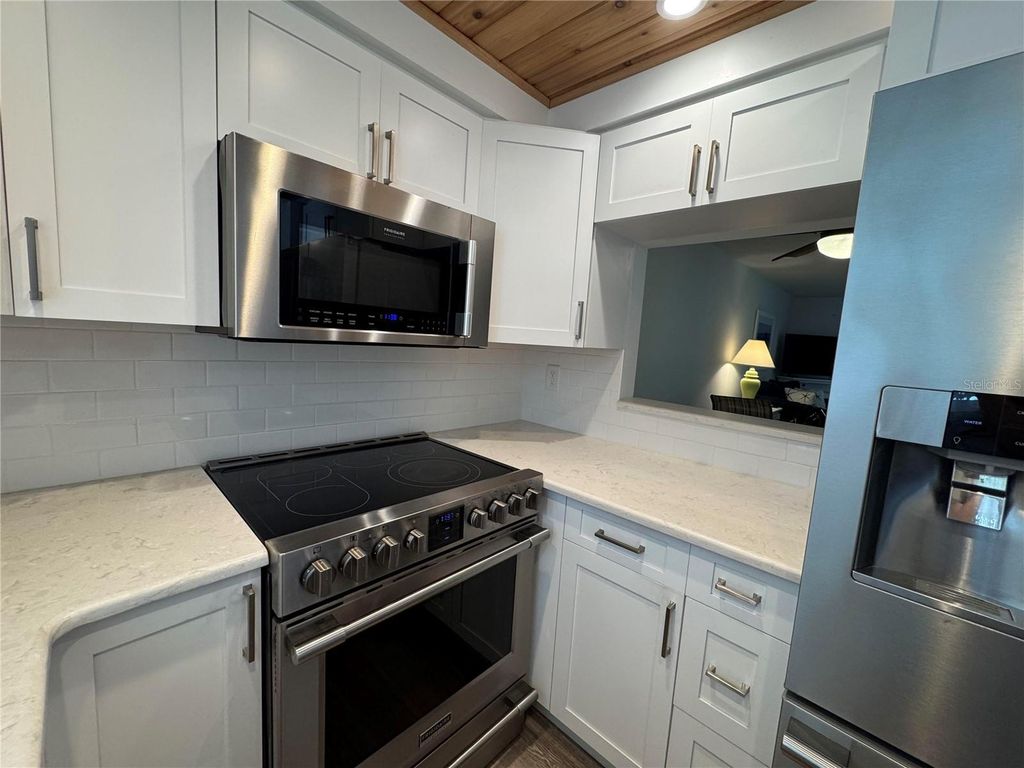 Image 9 of property listing at 204 46TH AVENUE TERRACE W 411, Bradenton, FL 34207