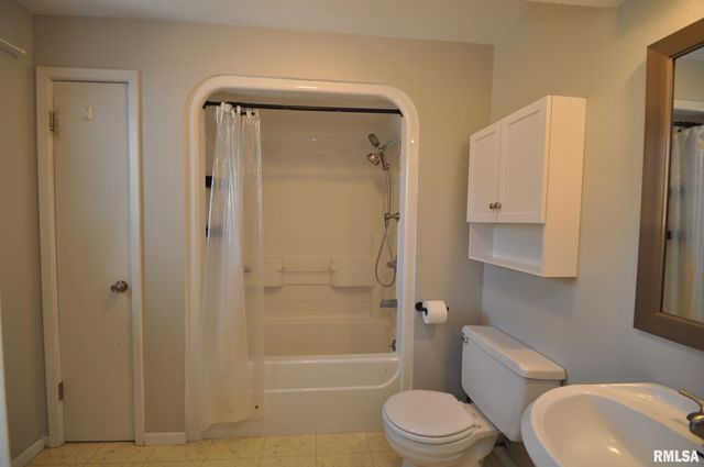 3518 CEDARVIEW Court, Bettendorf, IA 52722