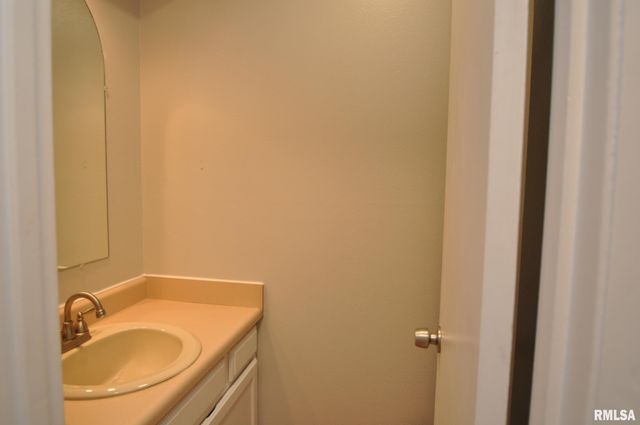 3518 CEDARVIEW Court, Bettendorf, IA 52722