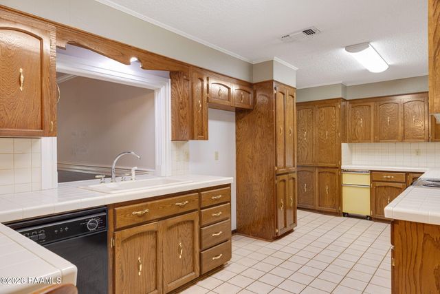 112 Saint Bernadette Drive, Lafayette, LA 70507