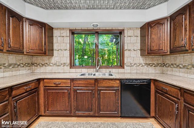 47744 Westlake Drive, Shelby Twp, MI 48315