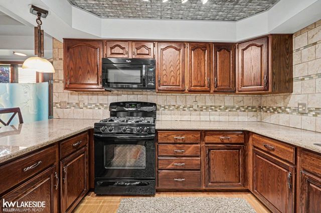 47744 Westlake Drive, Shelby Twp, MI 48315