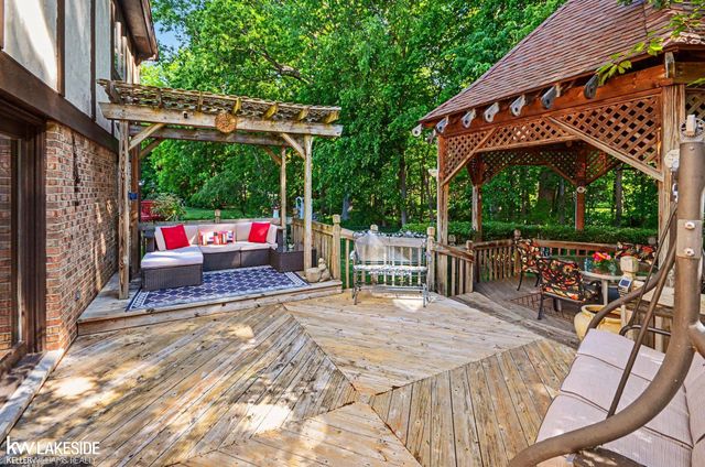47744 Westlake Drive, Shelby Twp, MI 48315