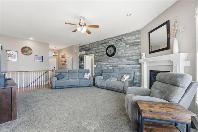 915 N Cochise Drive, Independence, MO 64056