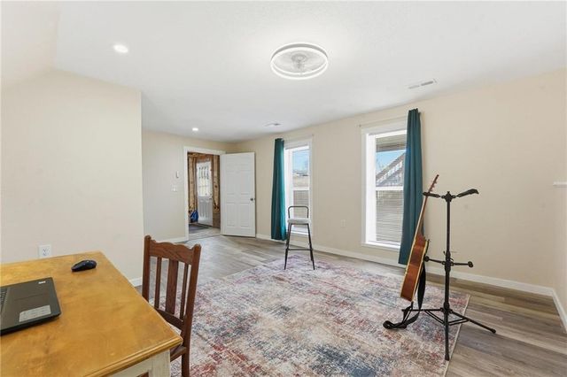 915 N Cochise Drive, Independence, MO 64056