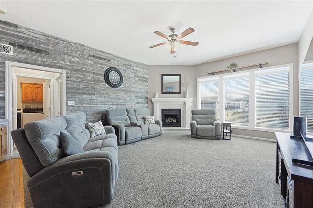 915 N Cochise Drive, Independence, MO 64056